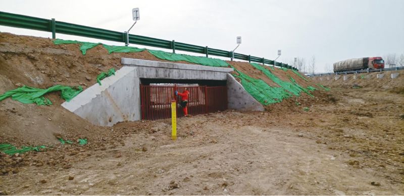 ͨ�����ڹ�·��Խ�ܵ������еđ���