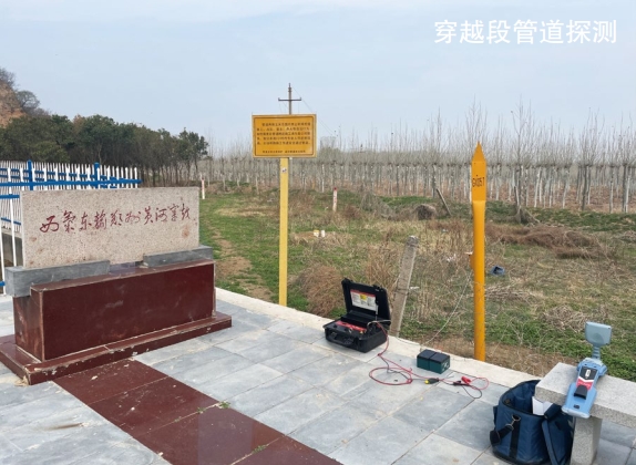 �ӵ���Խ�ιܵ���λ�оC����̽�����đ���